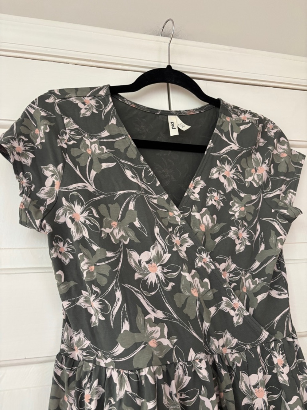 Pact Organic Fit & Flare Crossover Dress Size Small Vineyard Floral Castor Gray - Picture 6 of 16